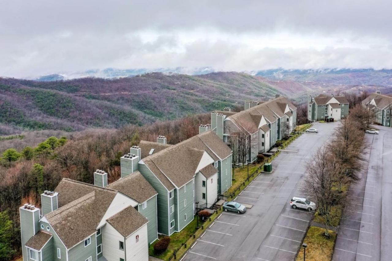 Cabin Style Mountaintop Views - Indoor&Outdoor Pools - 2 Hot Tubs Gatlinburg Buitenkant foto