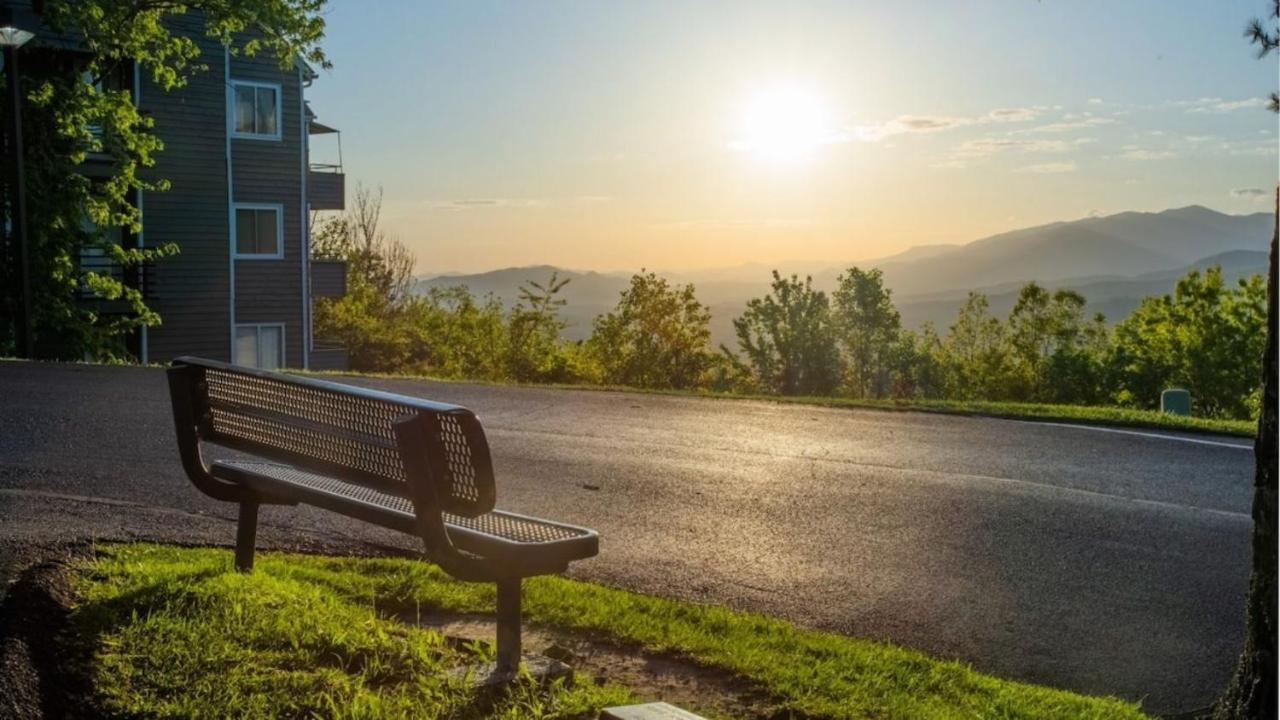 Cabin Style Mountaintop Views - Indoor&Outdoor Pools - 2 Hot Tubs Gatlinburg Buitenkant foto