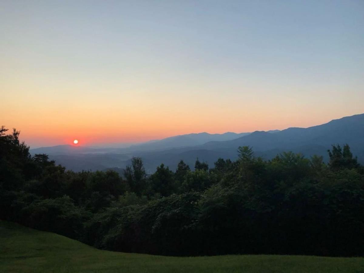Cabin Style Mountaintop Views - Indoor&Outdoor Pools - 2 Hot Tubs Gatlinburg Buitenkant foto